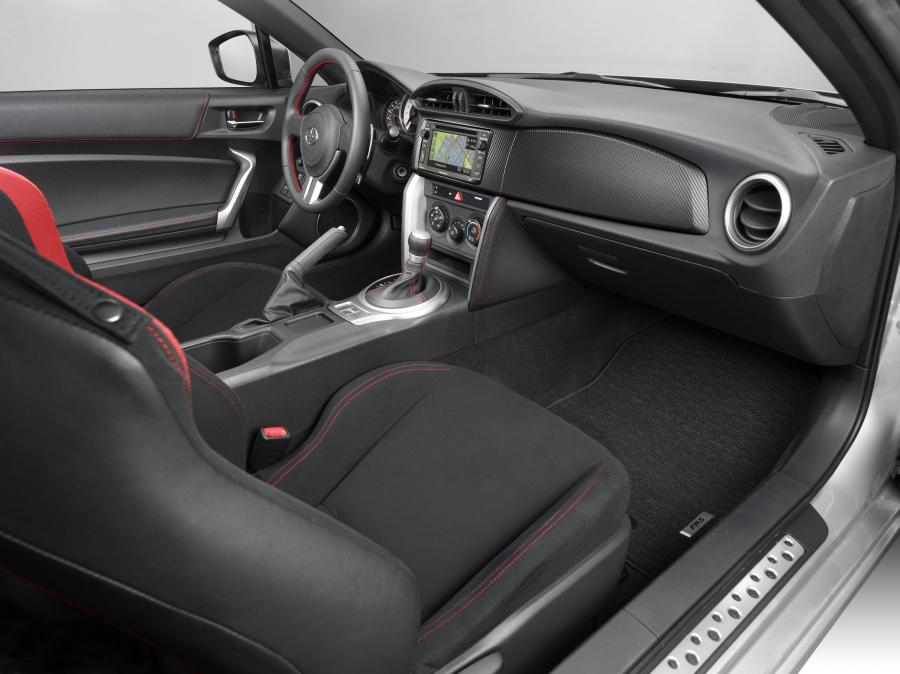 Интерьер Scion FR-S 2015 года  (фото 5 из 12)